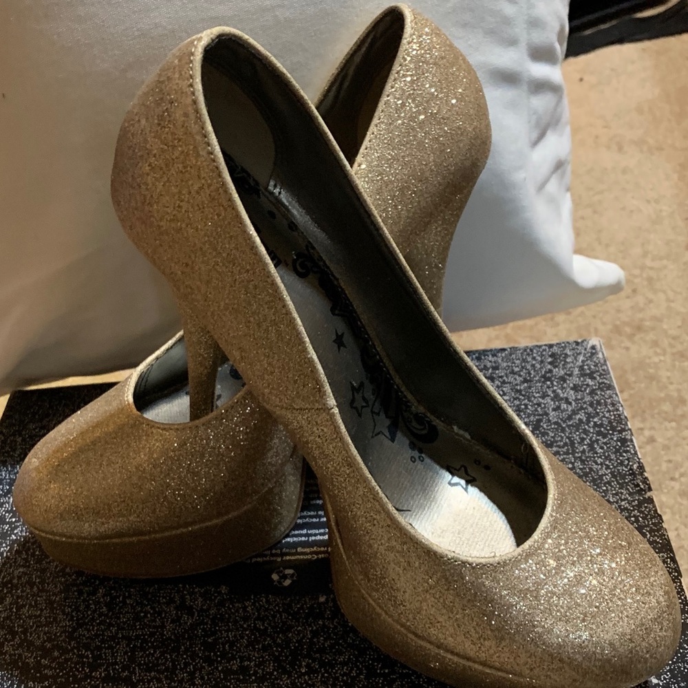 Gold glitter pumps